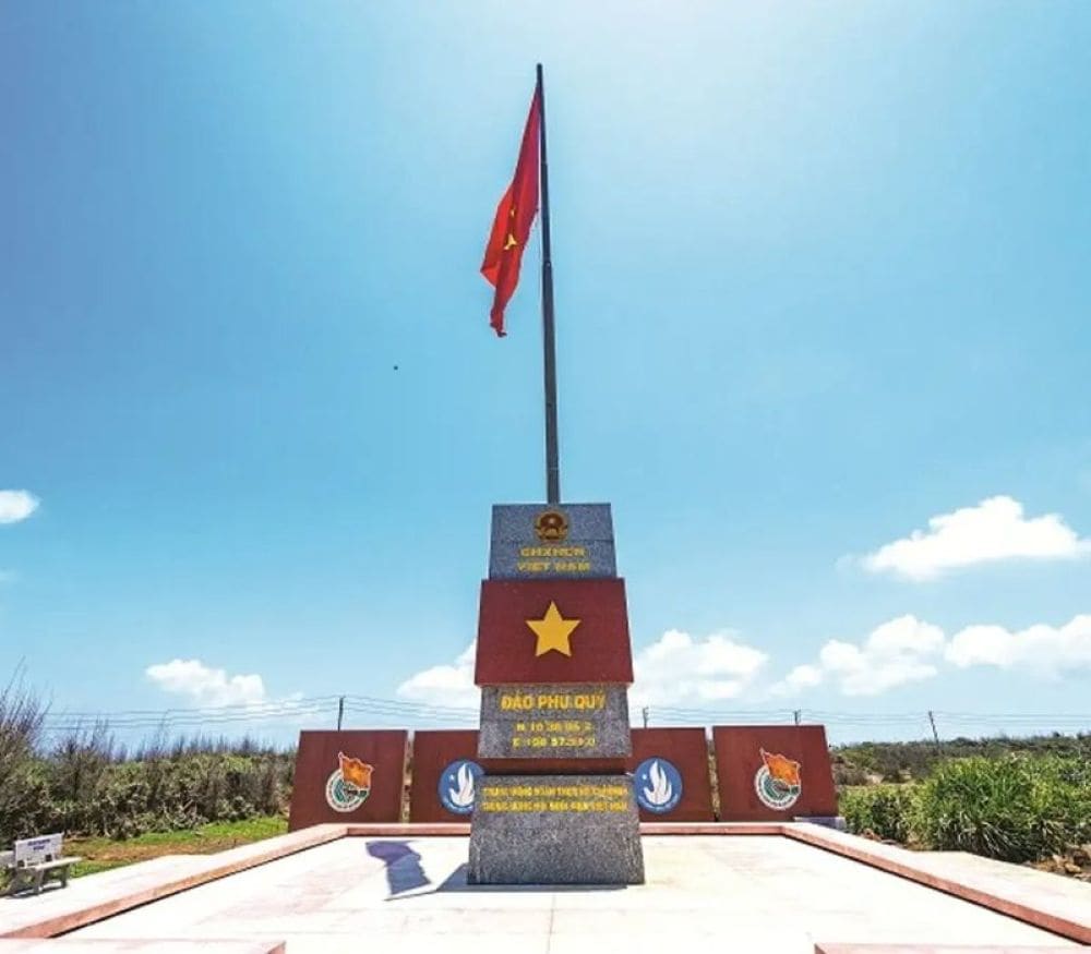 Cột cờ chủ quyền hiên ngang giữa Đảo Phú Quý